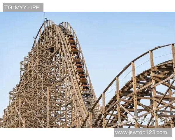 足球明星挑战极限刺激玩过山车视频全程惊险反应引发热议